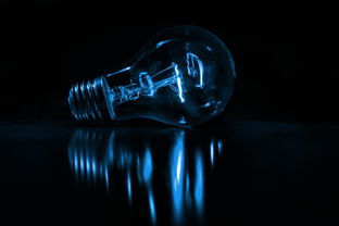 探索灯泡的发明之旅：从黑暗到光明的跃迁，灯泡是谁发明的